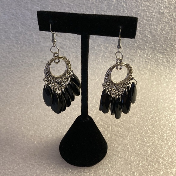 NWOT - Silvertone Black Acrylic Faceted Oval Beaded Dangle Drop Pierced Earrings - Picture 4 of 9
